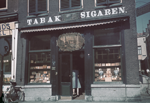 115535 Gezicht op de voorgevel van de winkel van de tabak- en sigarenfabriek B.C. van Straelen (De stad Amsterdam, ...